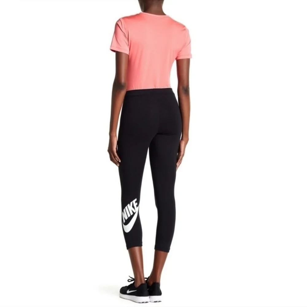 Nike Black Cropped Workout Legging Women's Medium M Logo Spellout Athletic EUC